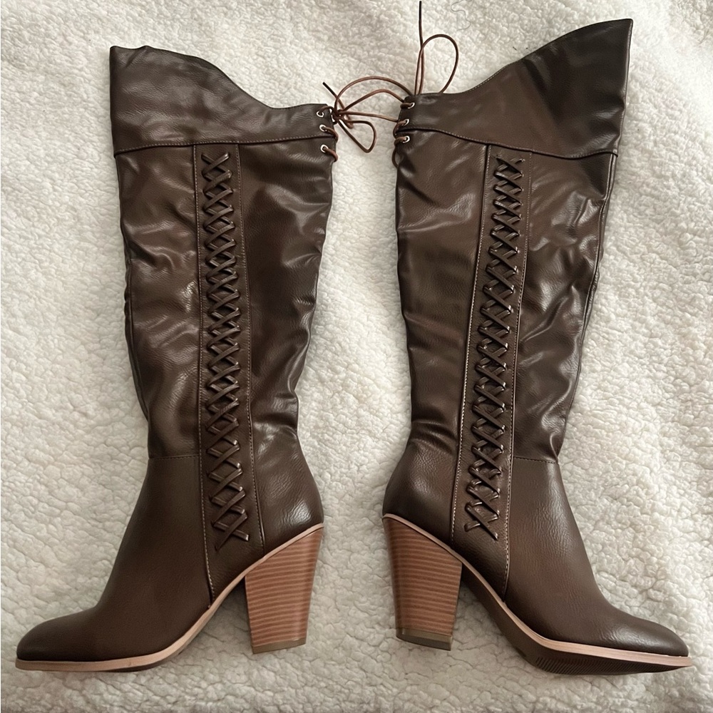 Beautiful chocolate brown boots! I believe they were bought from Venus.